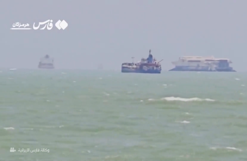 سفن راسية في مضيق هرمز وسط نفي إيراني لاتفاق إعادة فتح الممر البحري