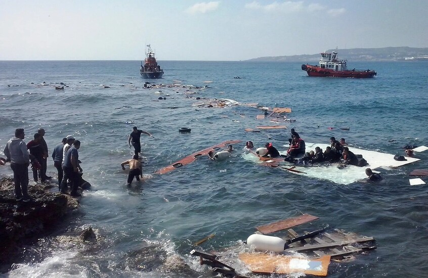 نجاة 15 مصريا من موت محقق على سواحل ليبيا