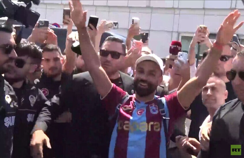 تركيا.. وصول محمد صلاح إلى إسطنبول مرتديا زي نادي "طرابزون سبور"