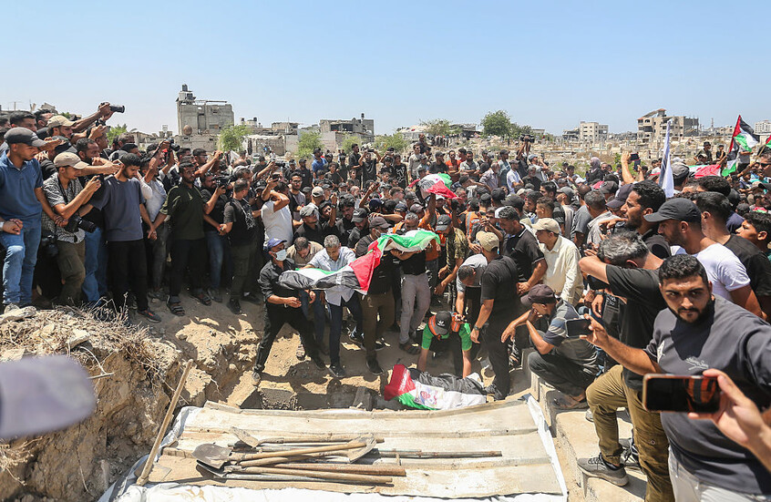 غزة.. الدفاع المدني ينتشل 18 قتيلا من تحت أنقاض منزل عائلة كرم في شارع الصناعة