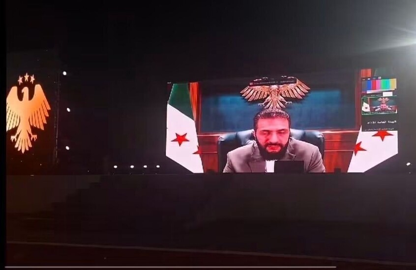 الرئيس أحمد الشرع يصل إلى مطار دير الزور الدولي