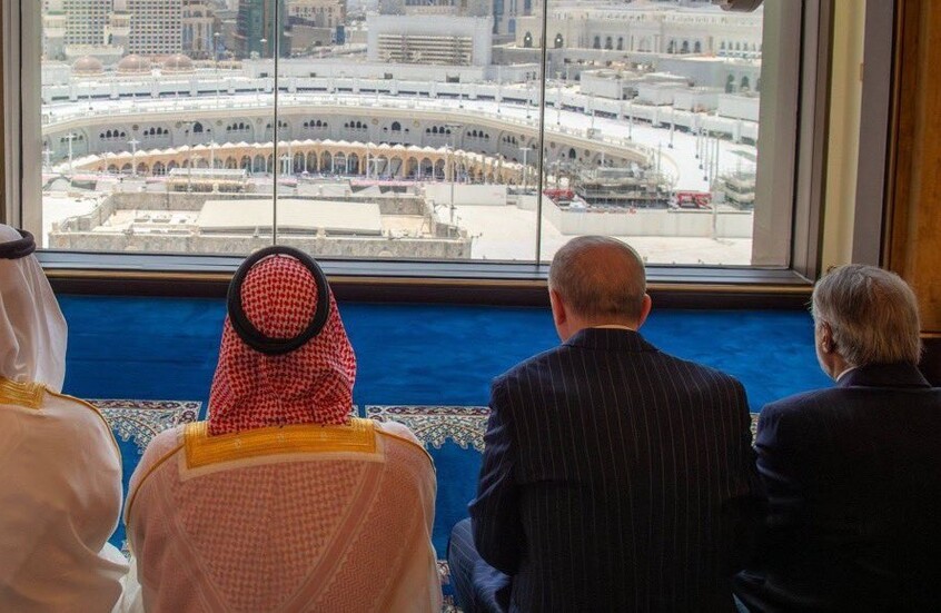 أردوغان يؤدي صلاة الجمعة في مكة المكرمة مع ولي العهد السعودي ورئيس الوزراء الباكستاني (صور + فيديو)