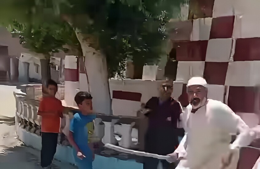 فيديو يرصد واقعة صادمة على باب مسجد في مصر.. وتحرك عاجل من الأوقاف (فيديو)
