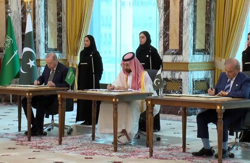 أمير سعودي يرد على أكاديمي إماراتي وسط جدال حول "اتفاق مكة للدفاع المشترك"