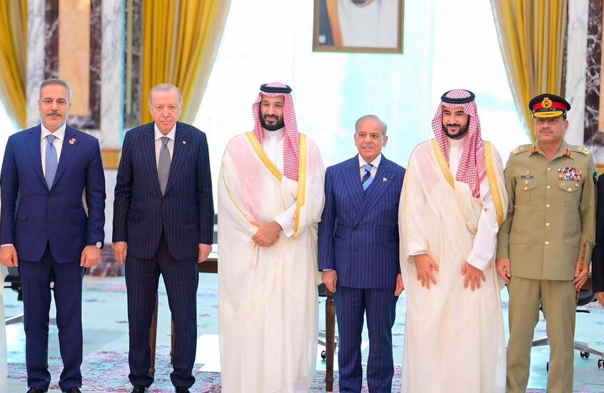 سفير أمريكي سابق يكشف لـ "CNN" الأسباب الكامنة وراء توقيع اتفاق دفاعي بين السعودية وتركيا وباكستان
