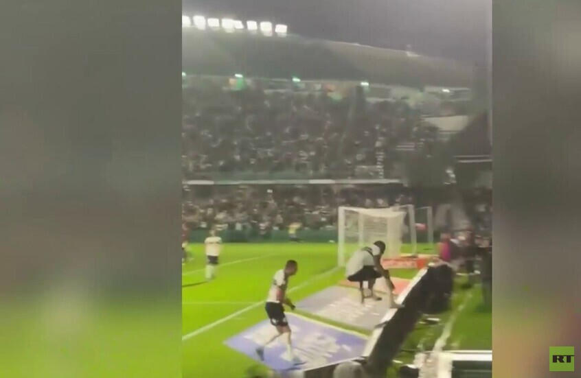 سقوط لاعب برازيلي في نفق أثناء احتفاله بتسجيل هدف