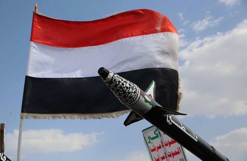وسائل إعلام: مقتل ثلاثة من أفراد طاقم سفينة تجارية إثر استهدافها بصاروخ حوثي (صور)