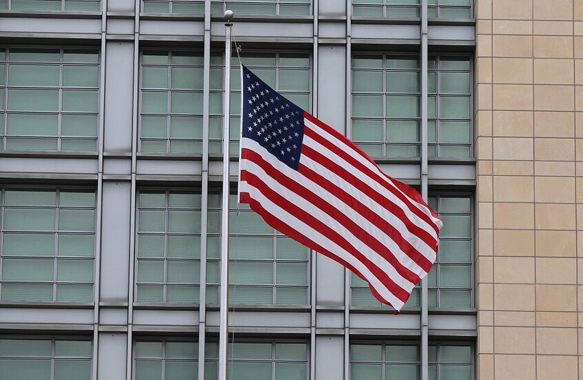 السلطات الأمريكية تتهم 11 شخصا بالاحتيال بهدف حصول مواطنين صينيين على بطاقات خضراء