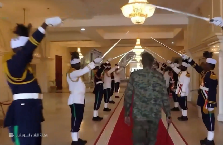 البرهان يصل إلى القصر الجمهوري في الخرطوم للمرة الأولى منذ اندلاع الحرب