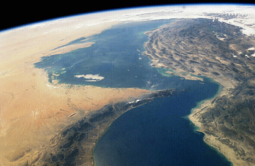 ظهور بقعتي نفط في الخليج وتزايد خطر كارثة بيئية بعد تسرب قبالة عُمان