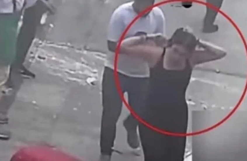 "بطلة أرابيلا".. فتاة تشعل مواقع التواصل بشجاعتها إثر انفجار مركز تجاري في مصر (فيديو)