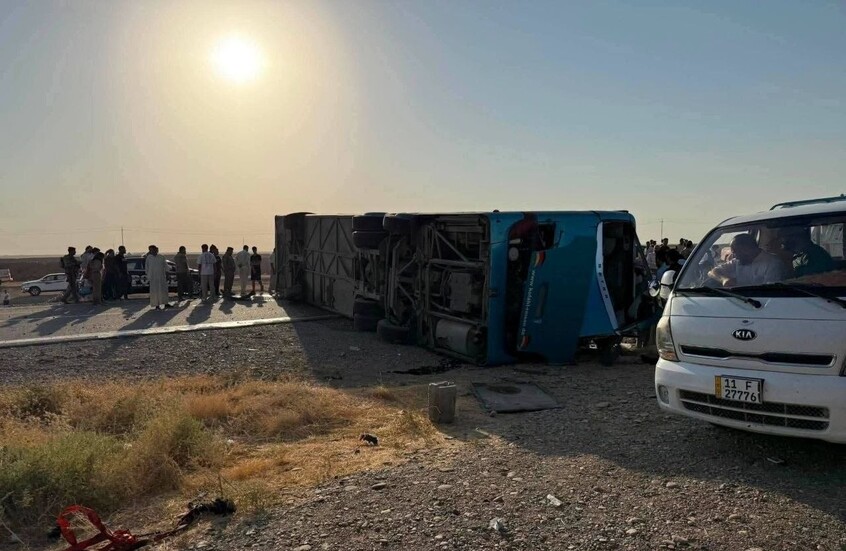 حادث مروع في العراق.. عشرات الضحايا في انقلاب حافة سياحية