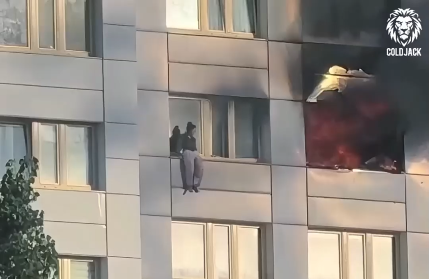 فيديو يحبس الأنفاس.. امرأة تضطر للقفز من الطابق الـ11 بسبب الحريق