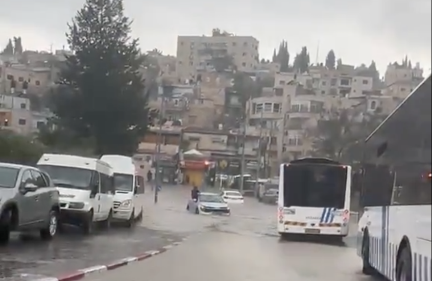 حدث نادر في ذروة أغسطس .. هطول أمطار غزيرة في القدس (فيديوهات)