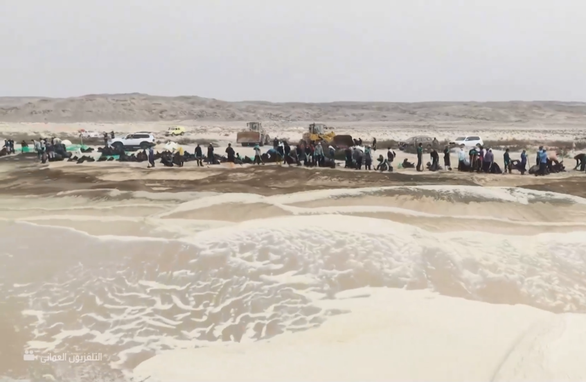تنظيف شواطئ منطقة رأس مدركة العمانية من التلوث عقب جنوح ناقلة نفط