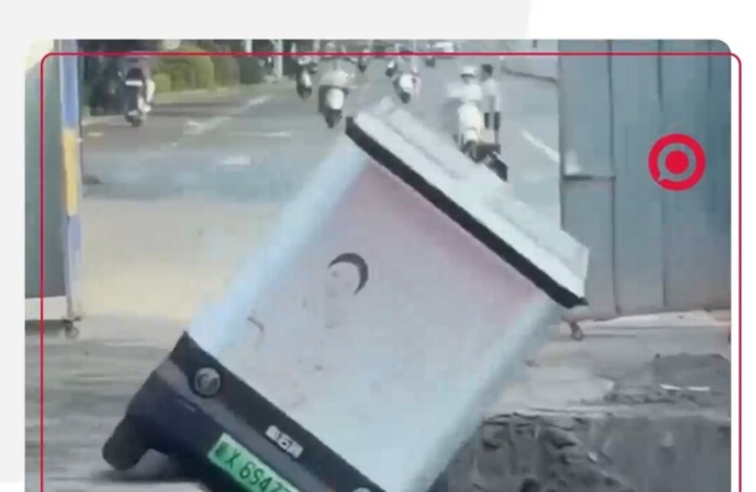 مركبة توصيل ذاتية القيادة تسقط داخل حفرة بأحد الطرقات في الصين