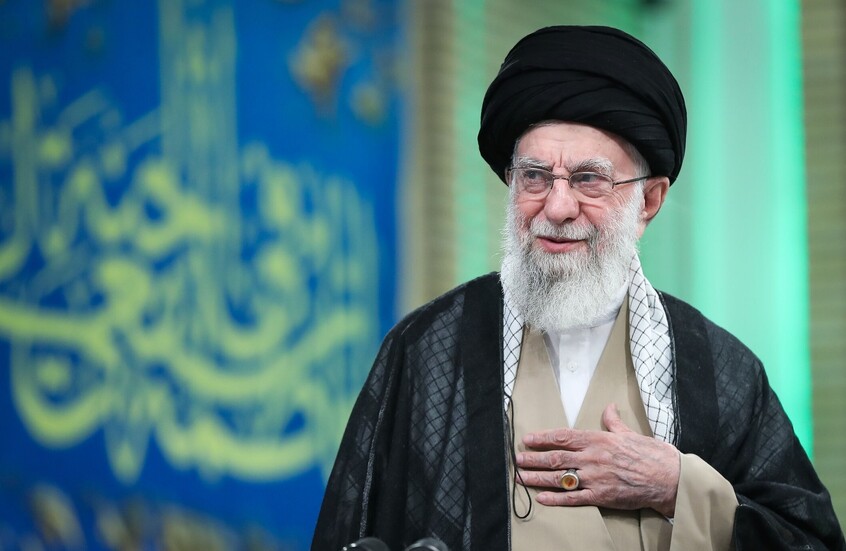 صورة تعرض لأول مرة للمرشد الإيراني الراحل علي خامنئي وهو يتلو القرآن الكريم في مكتبته الخاصة (صورة)