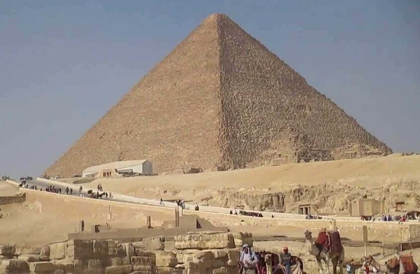 مصر.. تفاصيل جديدة حول تصرف خادش للآداب أمام الأهرامات