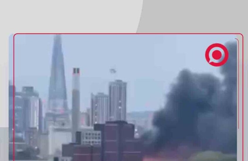 دخان كثيف يغطي سماء لندن بسبب حريق كبير فيما تلوح ناطحات السحاب في الخلفية
