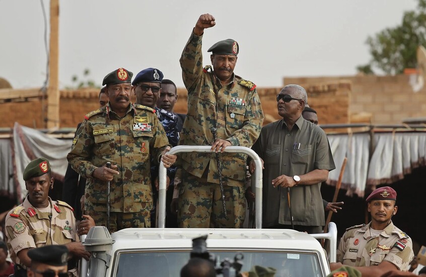 السودان.. الجيش ينفذ ضربات جوية على قوافل للدعم السريع قرب الحدود مع ليبيا وتشاد (فيديو)