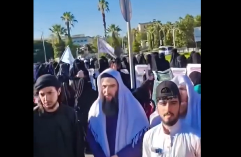 من ساحة الأمويين إلى "اللباس الشرعي".. مظاهرة جديدة "لتحديد ما نرتديه" في دمشق