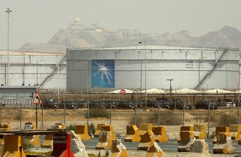 "بلومبيرغ": تضرر الخدمات اللوجستية للنفط السعودي جراء العمليات الحوثية في البحر الأحمر