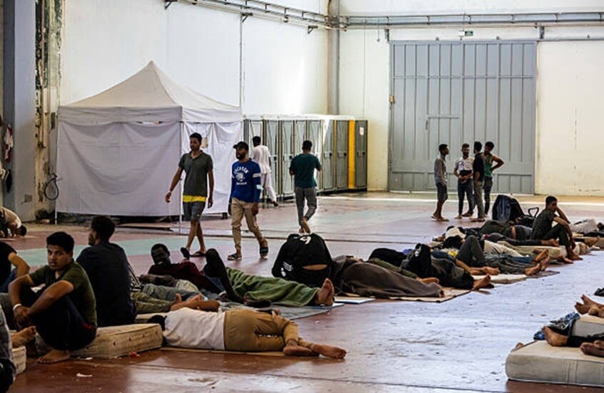 اليونان.. مهاجرون يشتبكون مع الشرطة ويخترقون حاجزا في مركز احتجاز على بعد كيلومترات من حدود بلغاريا