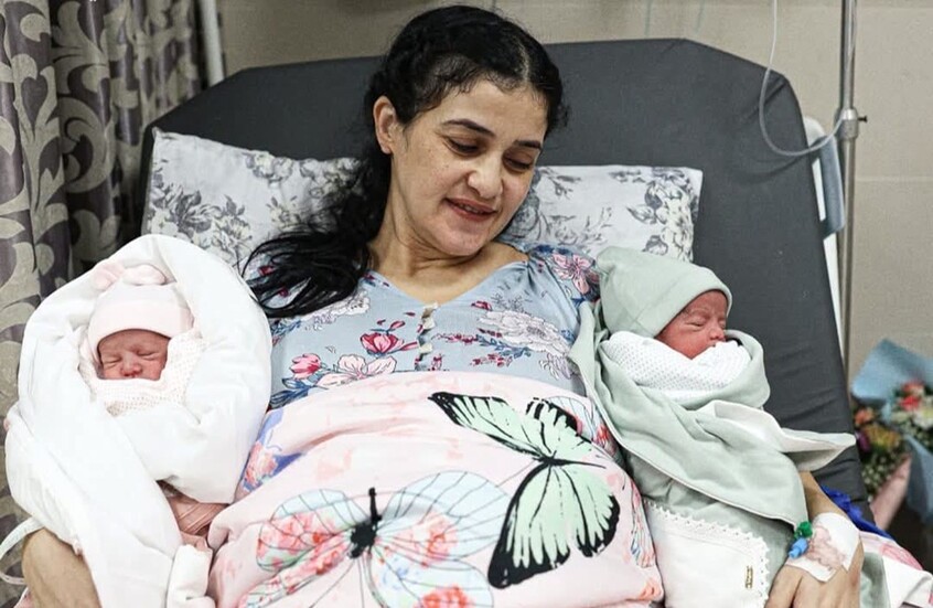 من خلف القضبان إلى حضن الحياة.. ولادة توأم من نطفة مهربة لأسير فلسطيني في سجون إسرائيل