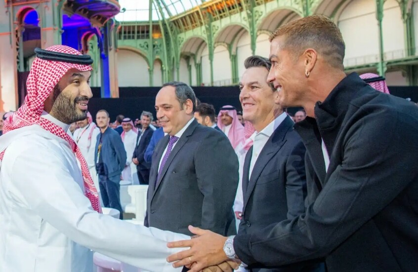 لقاء بن سلمان ورونالدو يخطف الأضواء.. وتفاعل الجمهور يعلو في المنصات (فيديو)