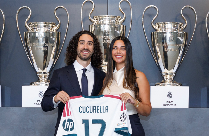 حلم الطفولة.. زوجة كوكوريلا تخطف الأضواء خلال تقديمه من قبل ريال مدريد (صور)