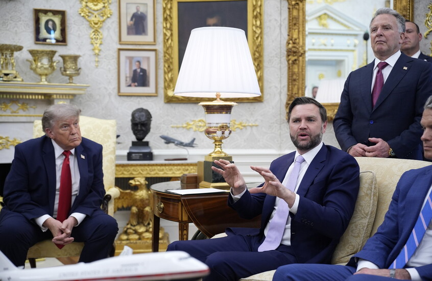 WSJ: فانس نصح ترامب قبيل حرب إيران ومديرة الاستخبارات حذرت من اغتيال خامنئي