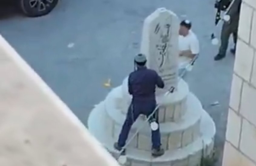 عضو كنيست إسرائيلي يحطم نصبا تذكاريا في ماداما بالضفة الغربية بحماية أمنية (فيديو)