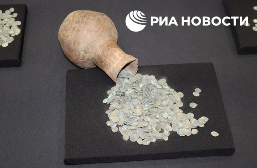 كنز من 2600 قطعة نقدية فضية يكتشف في مدينة روسية بعد 600 عام (صور)