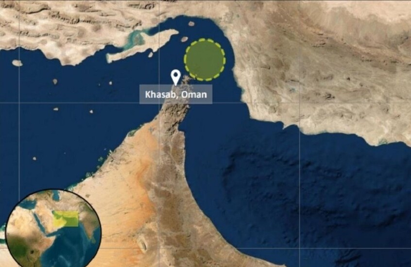 إصابة ناقلة في مضيق هرمز بقذيفة مجهولة المصدر