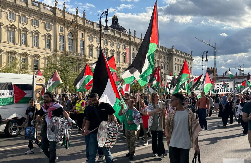 مظاهرة حاشدة في برلين تطالب بوقف صادرات الأسلحة لإسرائيل وإنهاء الحرب في غزة