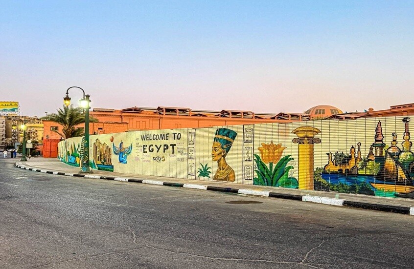 "هنا القاهرة ولا أم درمان".. رسومات فرعونية بأشهر ميدان تثير غضب المصريين