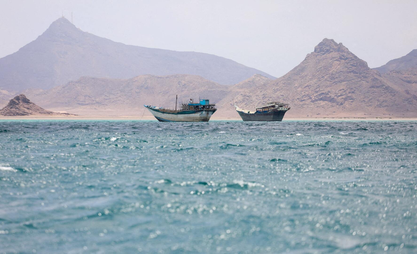 الحوثيون ينفون نيتهم فرض رسوم على عبور مضيق باب المندب