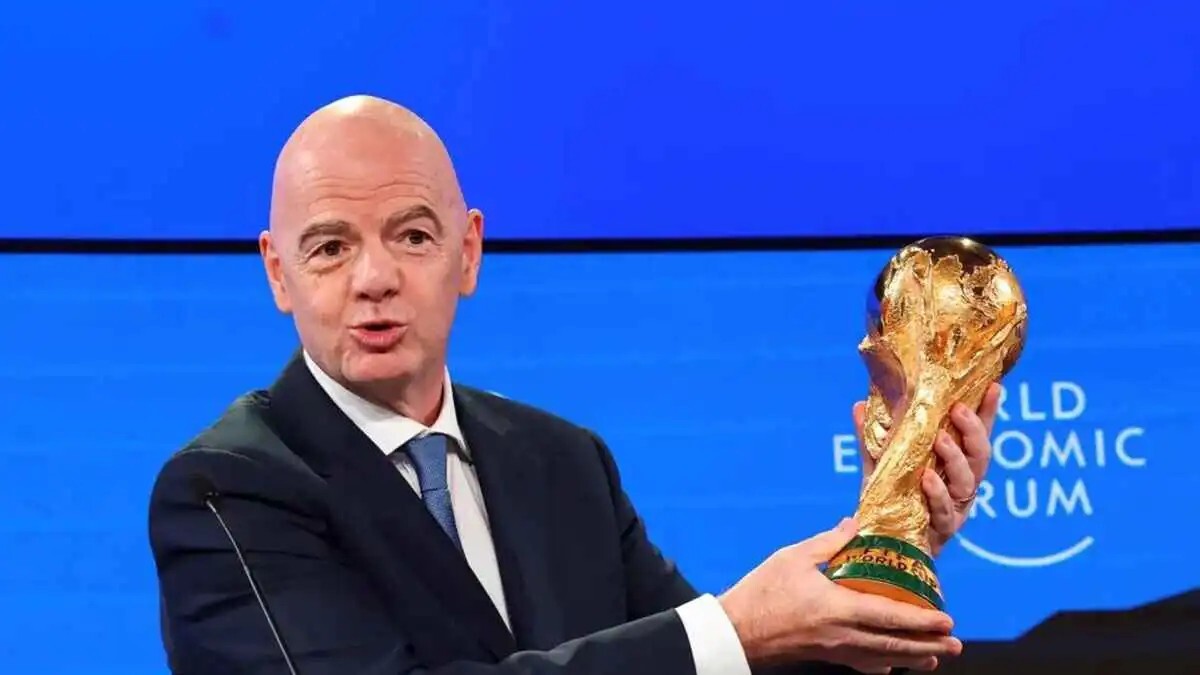 يجب أن يغادر رئاسة "الفيفا".. تيباس يواصل انتقاد إنفانتينو