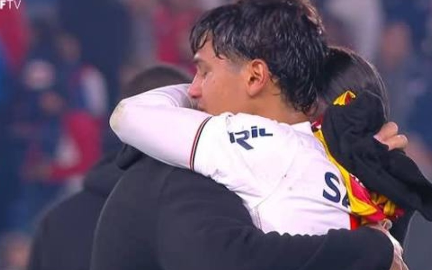 مشهد استثنائي مؤثر في أوروغواي.. أب يواجه ابنه لأول مرة داخل المستطيل الأخضر