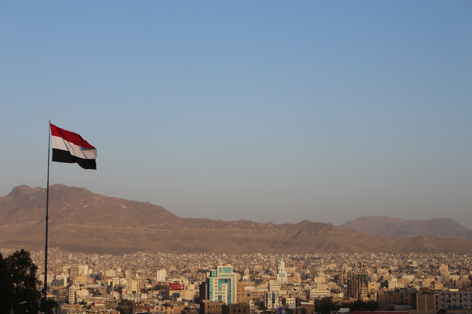 المجلس الرئاسي اليمني يحمل "أنصار الله" مسؤولية إغراق سفينة هندية ويطالب بتحرك دولي عاجل