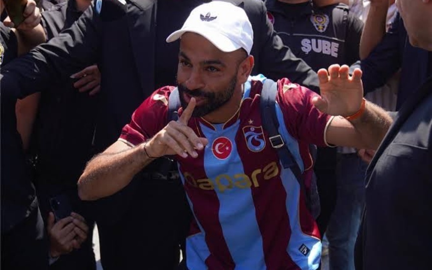 محمد صلاح يتلقى أغرب هدية في مسيرته!