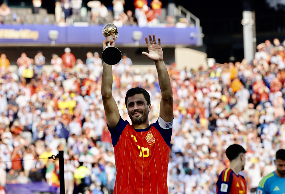 مانشستر سيتي يحسم موقفه من عرض برشلونة للتعاقد مع رودري