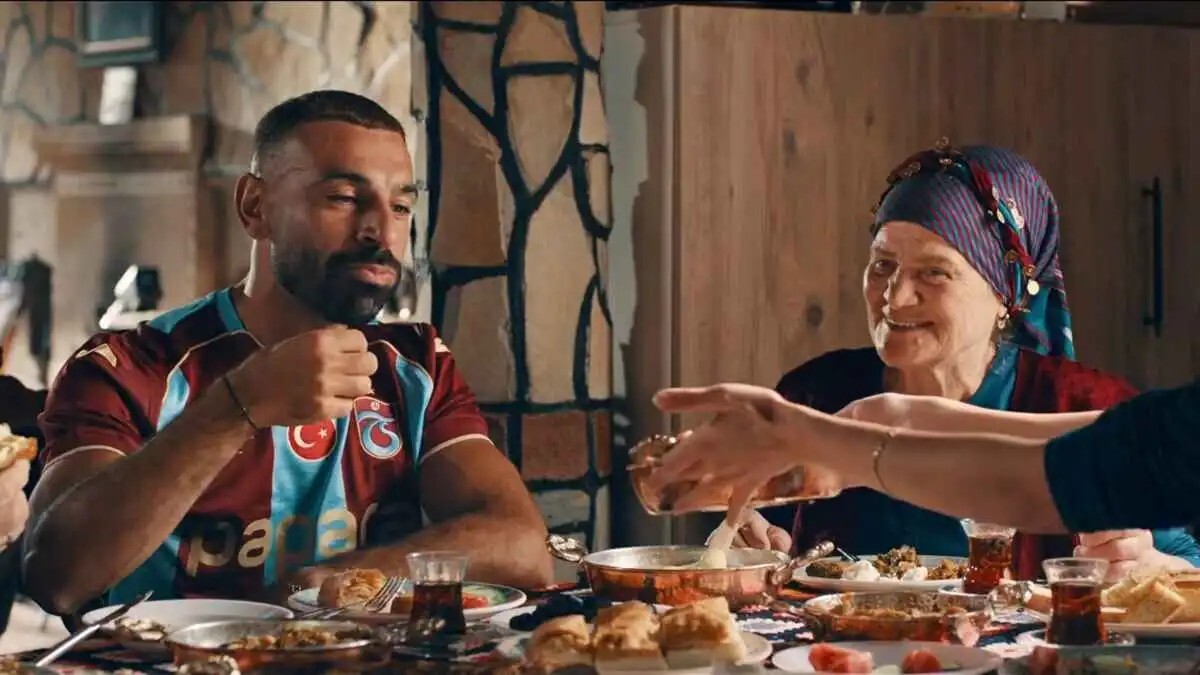 ممثلة تركية شهيرة تفاجئ محمد صلاح