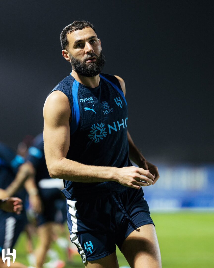 بنزيما يخرج عن صمته ويحسم مستقبله مع الهلال (فيديو)