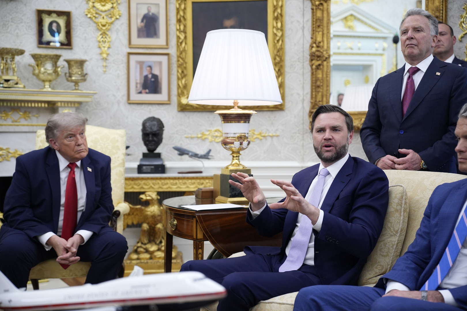 WSJ: فانس نصح ترامب قبيل حرب إيران ومديرة الاستخبارات حذرت من اغتيال خامنئي