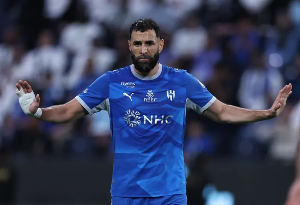 الهلال السعودي يكشف هوية "المتكفل" بمخالصة بنزيما