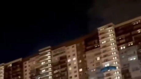 بمناسبة يوم  قوات الإنزال الجوي.. جندي يقفز بمظلة من مبنى شاهق