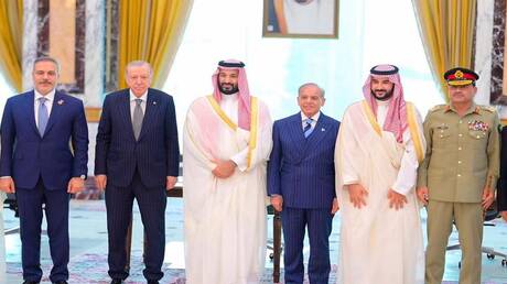 سفير أمريكي سابق يكشف لـ 