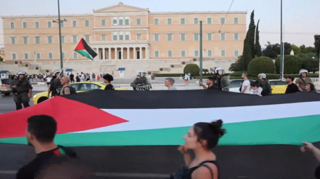 متظاهرون يواجهون سياحا إسرائيليين في أثينا خلال مظاهرات واسعة داعمة للفلسطينيين