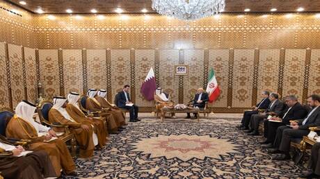 رئيس وزراء قطر يبحث في طهران خفض التصعيد وتفعيل المسار الدبلوماسي